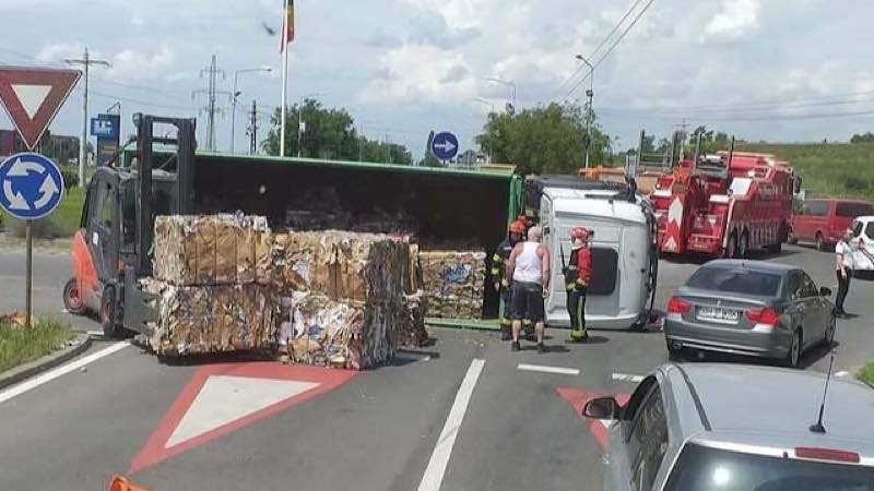 Camion Nc Rcat Cu De Euri De Carton R Sturnat Pe Calea Bor Ului Din